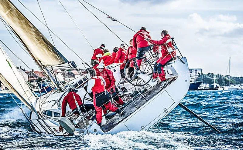 复古情怀与现代时尚的完美融合：赛事纪念款复古运动夹克